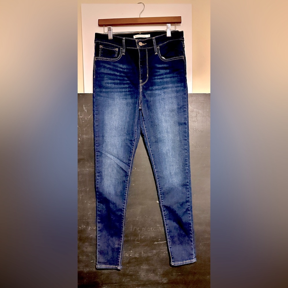 LIKE NEW Levi’s 720 High Rise Super Skinny sz 30 waist/ 30 length